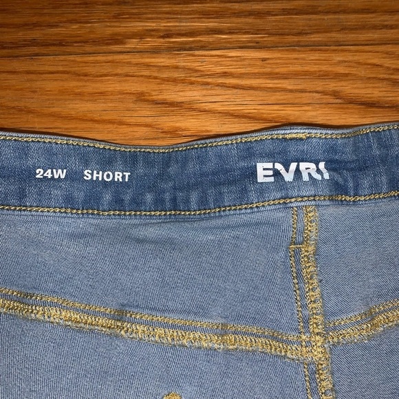 EVRI jean shorts size 24W plus size stretchy pockets light wash cuffed 3X denim - Picture 2 of 5